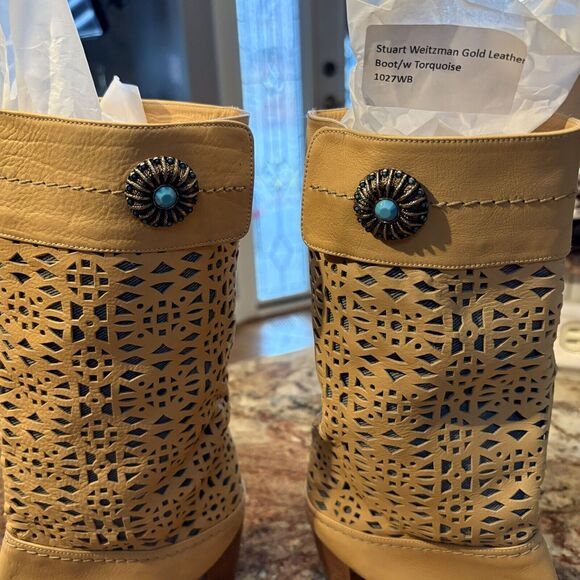 Stuart Weitzman  6M Leather  Gold W/Turquoise Medallion NWT  Spot On Toe - Picture 2 of 16